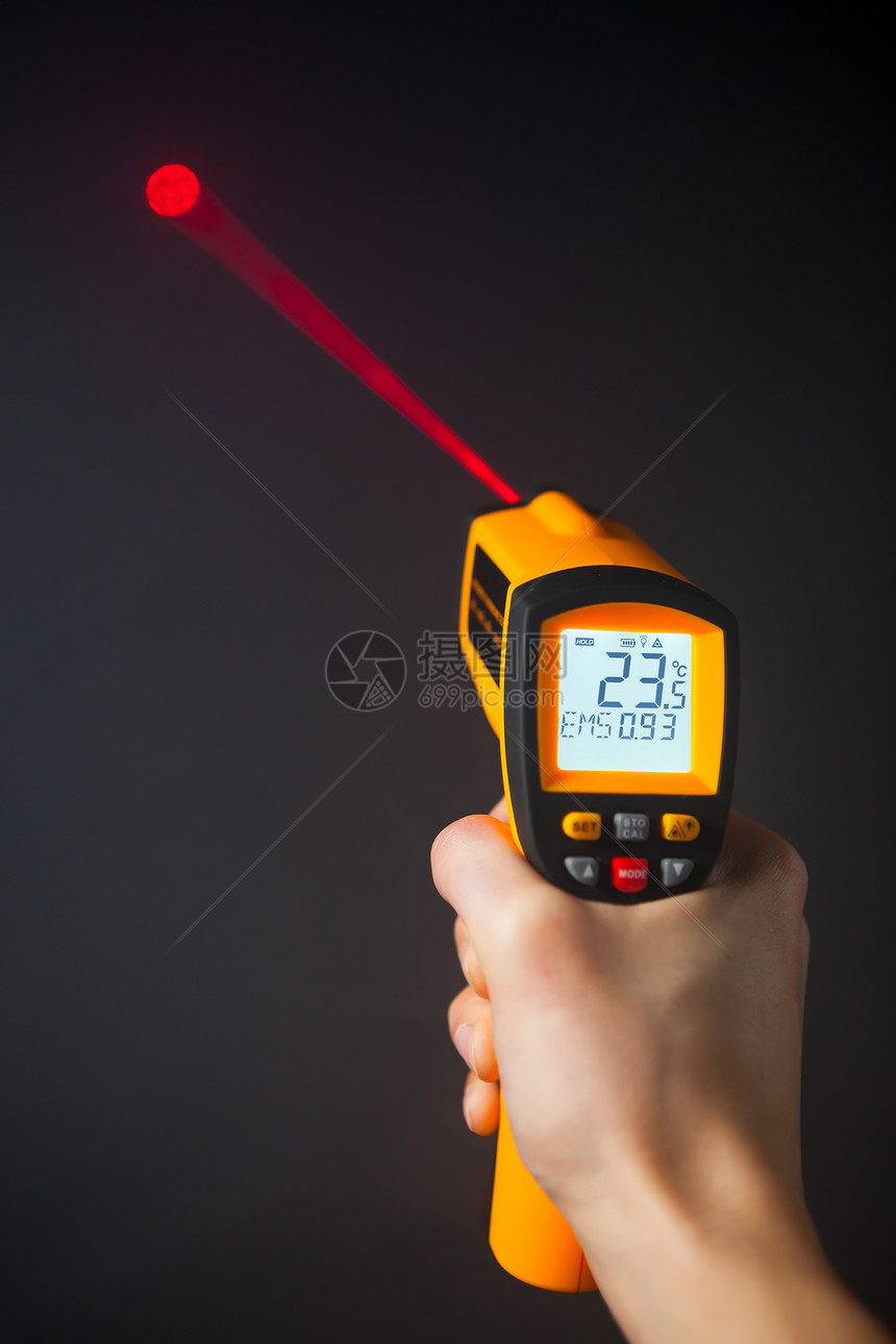 红外激光温度计在手图片