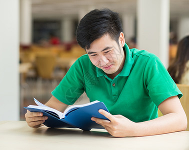 亚洲学生在图书馆阅读图片