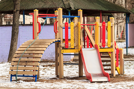 冬季木制户外儿童游乐场图片