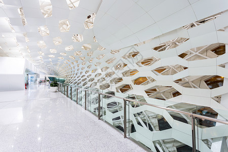 玻璃护栏设计感：现代机场大厅玻璃护栏的设计感图片