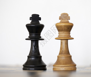 木白色和黑色国王棋子图片