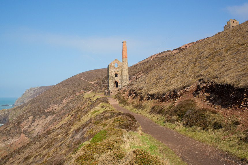 位于西南海岸道路上的圣艾格尼丝灯塔附近的英国格兰Cornwall海岸和旧锡矿图片