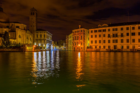 威尼斯大运河的夜景图片