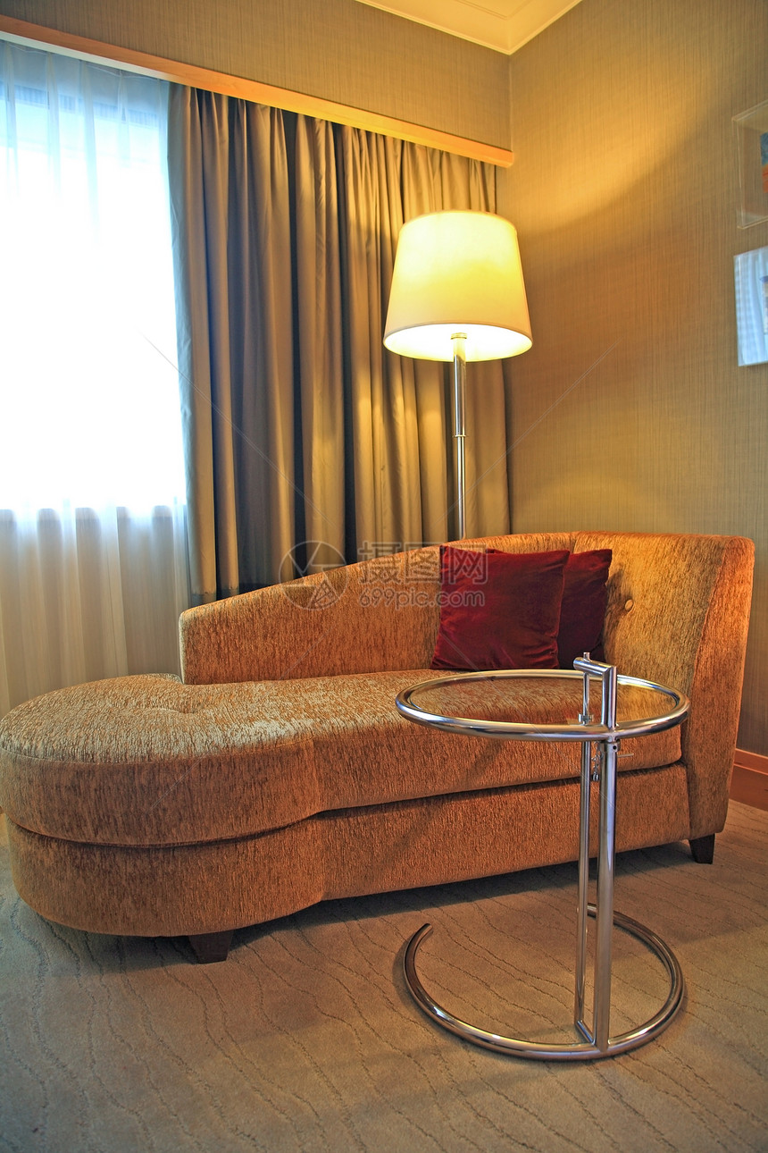 现代灯桌子和沙发的豪华内饰图片