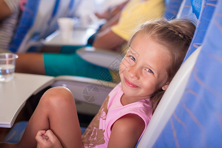 飞机上微笑快乐的小女孩图片