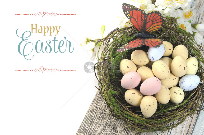 复活节快乐破旧的花桌有斑点鸟蛋和蝴蝶在蜂窝里有春花还有试样文图片