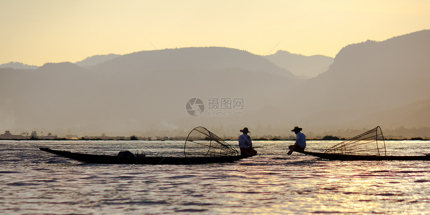 缅甸茵莱湖两名渔民坐在船上图片