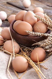 健康的家用鸡蛋在生锈的桌图片