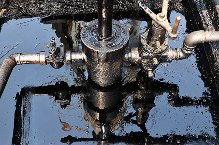 从油井抽出原油的旧抽油机图片