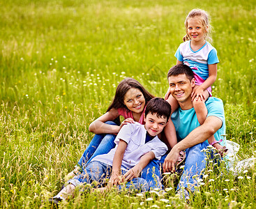 幸福的家庭在绿图片