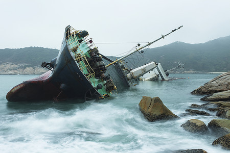 海岸的沉船图片