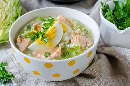 三文鱼和小白菜小米汤图片