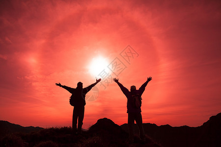 站在山顶上两个手势成功的人休眠图片