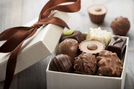 各种巧克力糖果盒里的甜点图片