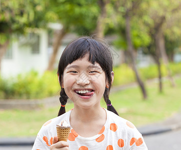 可爱的小女孩吃冰淇淋图片