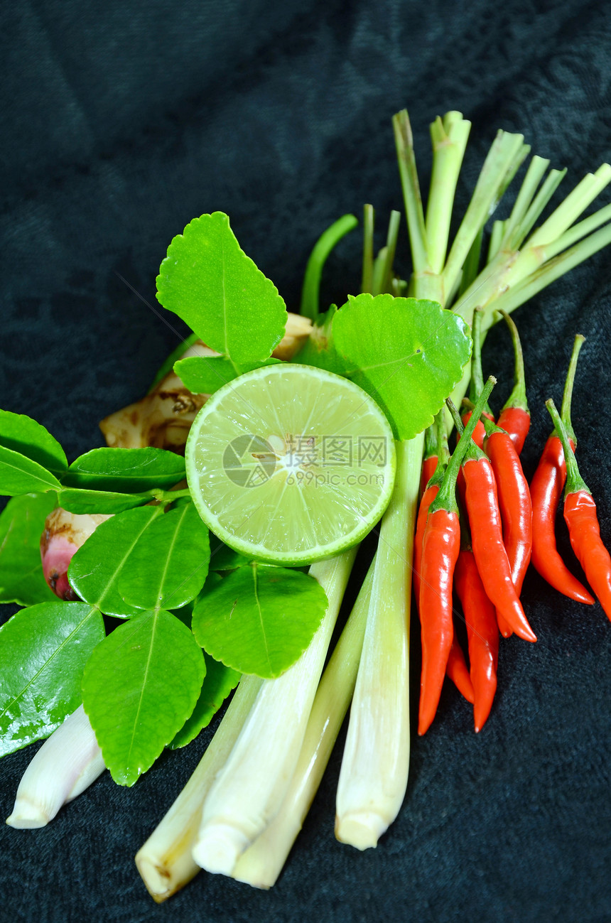 泰国菜冬阴功或辣柠檬草汤的配料主要成分包括香茅茎柠檬汁高良姜根图片