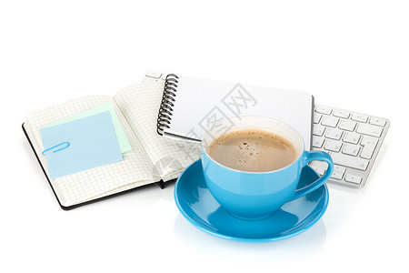 蓝咖啡杯和办公室用品孤图片