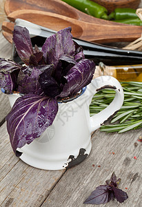 新鲜的紫罗兰调味品和香料图片