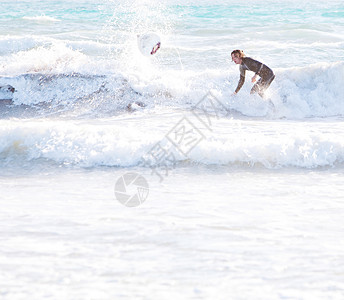 两名运动冲浪者开始乘风破浪背景图片