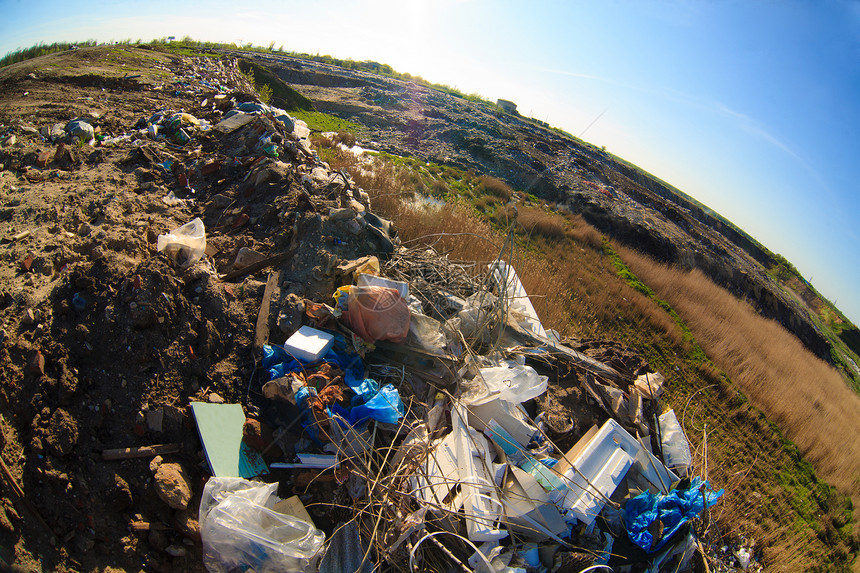 在垃圾填埋场污染塑料的垃圾图片