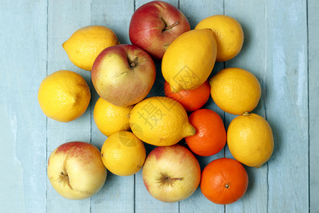 新鲜有机柠檬橘子和苹果的Stac图片