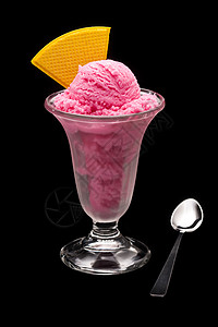 草莓冰淇淋杯与晶圆在黑色背景图片