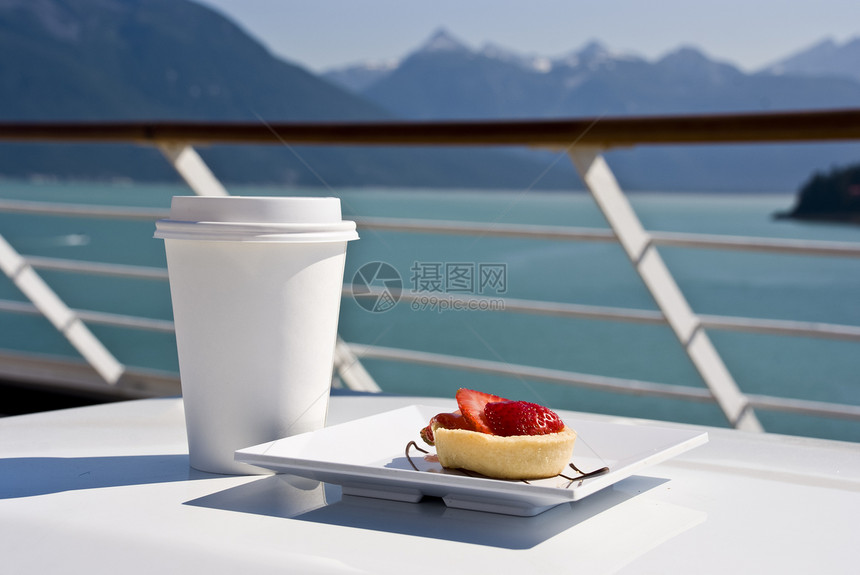 阿拉斯加享受海恩斯在游轮甲板上享用草莓迷你馅饼和热饮图片