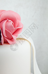 婚礼蛋糕粉红玫瑰的细节背景图片