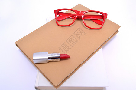 红色眼镜口红和书图片