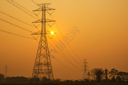 日落背景中的高电线杆图片