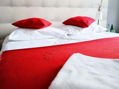 酒店房间的双人床住宿图片