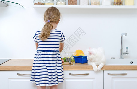 小女孩在厨房做饭图片