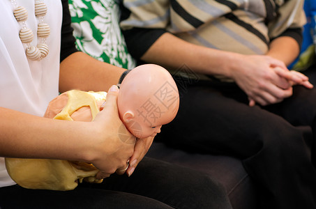 助产士向一名孕妇演示分娩只有5的婴儿在预产期出生大多数婴儿在37到42背景图片