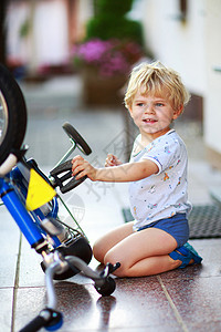 玩得开心的小孩修了两年他第一次自行车图片
