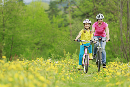 骑自行车有母亲骑自行车的小女孩积图片