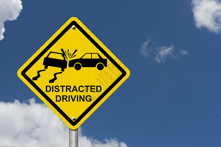 没有分心驾驶标志带有分心驾驶字样的黄色警告标志和带有天空背图片