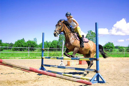 体育概念形象马跳过障碍图片