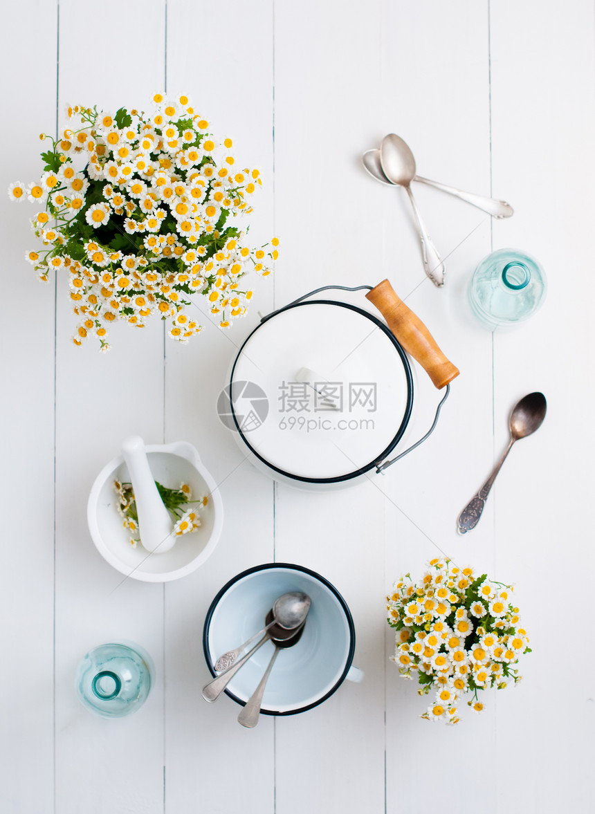 洋甘菊花白色搪瓷炊具玻璃瓶白色木质背景上的复古勺子舒适的乡村风格装饰图片