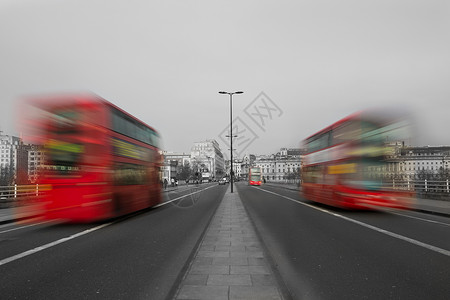 伦敦一条道路上的伦敦红色巴士被运动模糊图片