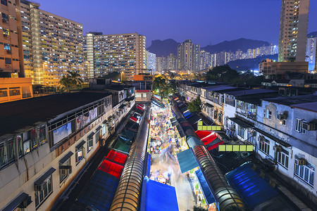 香港老市场在晚上有住房图片