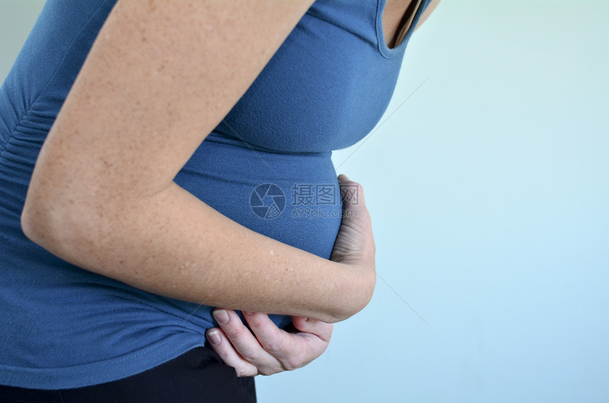 肚子痛的孕妇痛苦地抱着她的肚子怀孕妇生活方式和保健的概念照片cop图片