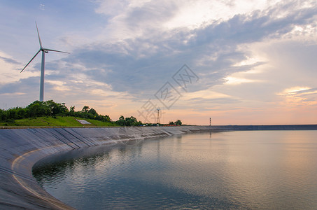 风力涡轮机在大坝集水区发电图片