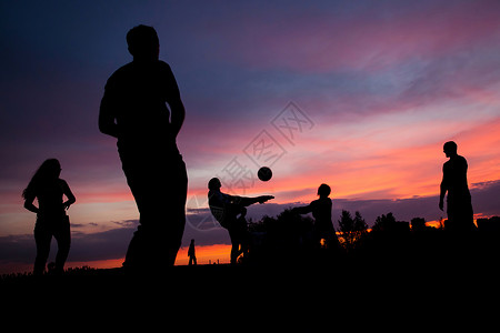 夜幕现场年轻人在日落的天空背景上图片