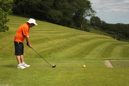 一个打高尔夫球的高尔夫球手图片