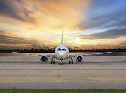 机场跑道上用于商业运输和货物运输的客机飞停靠高清图片