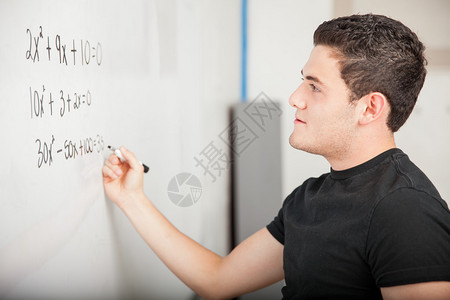 在白板上解决代数方程式的英图片