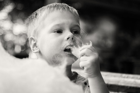 小男孩吃甜棉花糖图片