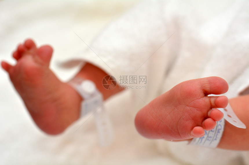 新出生的婴儿脚带有身份识别手图片