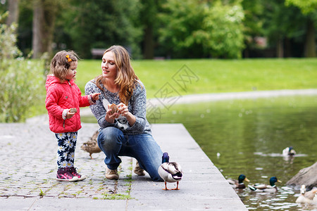 母亲和她可爱的女儿孩在夏天在图片