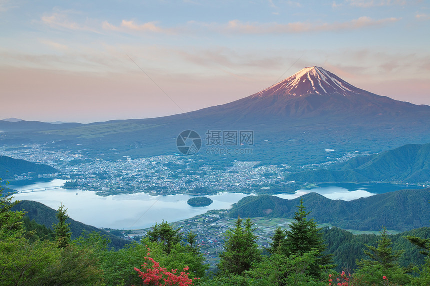 冬季箱根芦之湖日出前的富士山图片